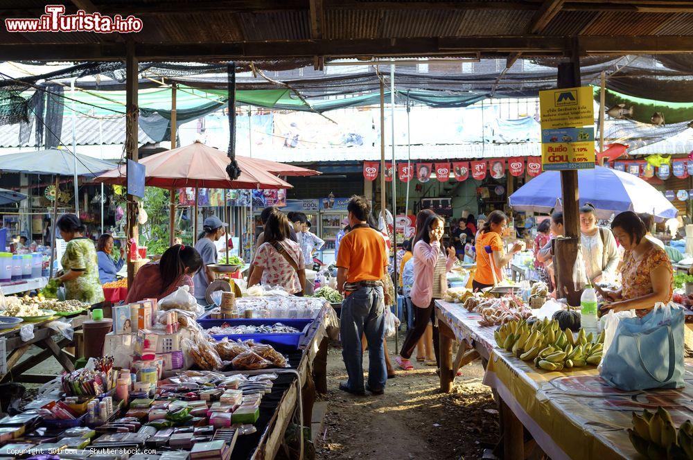 Immagine Bancarelle al mercato locale di Lamphun, Thailandia. Si possono acquistare generi alimentari e altri prodotti tipici thailandesi - © 501room / Shutterstock.com