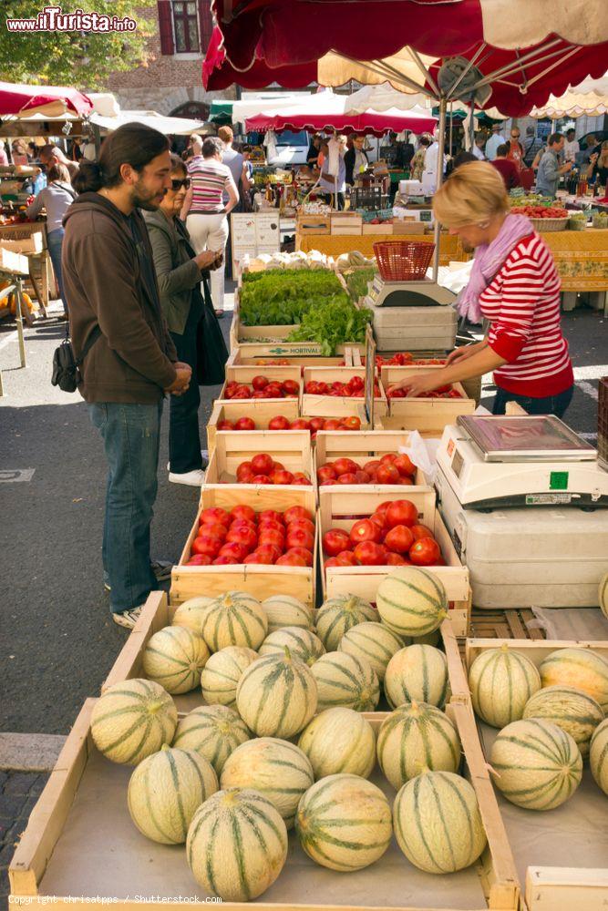 Immagine Bancarelle al mercato settimanale di Cahors, Francia: si svolge ogni mercoledì e sabato e offre generi alimentari e prodotti locali - © chrisatpps / Shutterstock.com