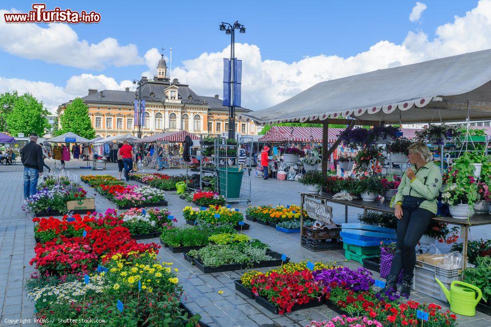 Immagine Bancarelle di fiori al mercato cittadino di Kuopio, Finlandia. Sullo sfondo, il municipio della città e turisti a spasso per il centro - © RnDmS / Shutterstock.com