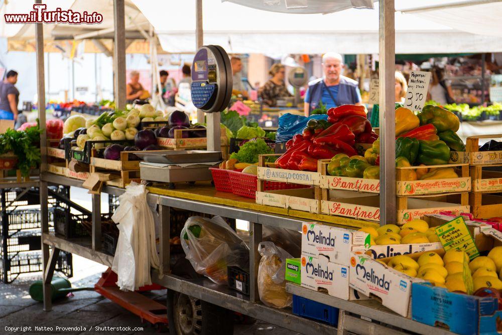 Immagine Bancarelle di frutta e verdura al mercato settimanale di Chiavari, Liguria. In città si svolgono diversi mercati dei sapori che presentano prodotti agro-alimentari tipici e locali - © Matteo Provendola / Shutterstock.com