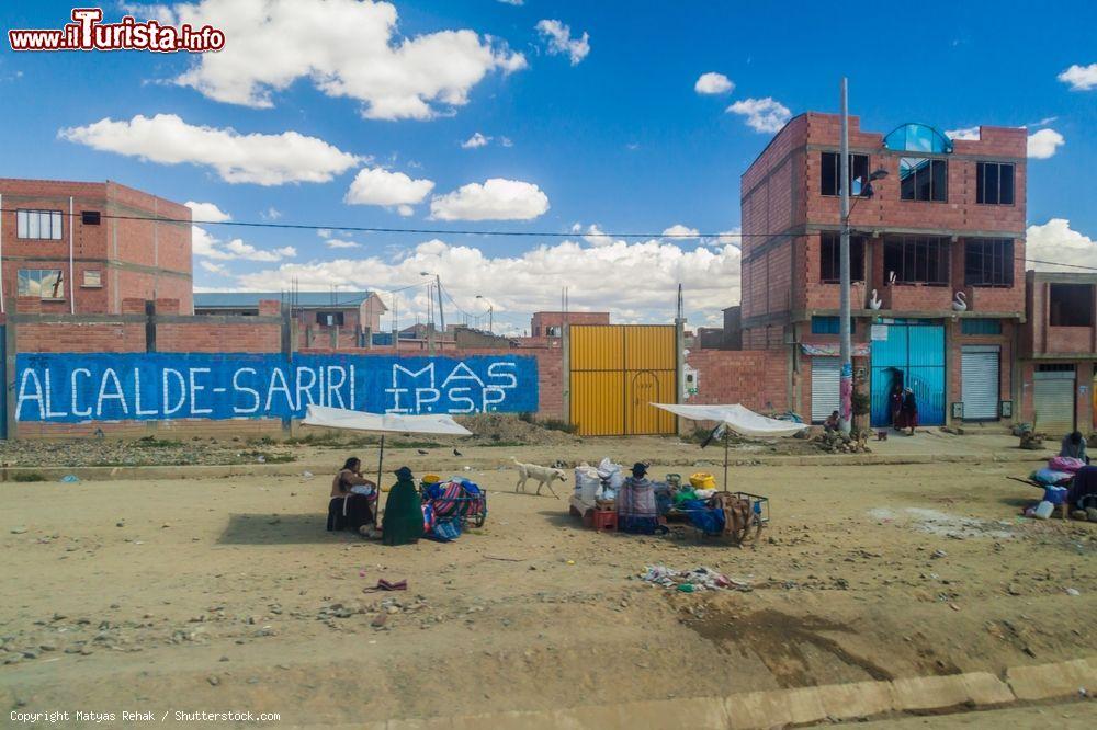 Immagine Bancarelle in un mercatino di strada a El Alto, Bolivia. Nonostante sia una metropoli in piena regola, El Alto ha ancora un altissimo tasso di povertà tanto da essere una delle città più misere dell'intero paese - © Matyas Rehak / Shutterstock.com