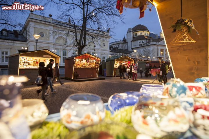 Immagine Le bancarelle ricche di idee regalo ed artigianato altoatesino ai mercatini di Natale di Merano - © AlexFilz