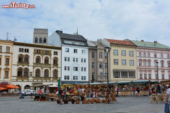 Immagine Bancarelle nel centro storico di Olomouc, Repubblica Ceca, in una giornata nuvolosa. Sullo sfondo, antichi palazzi dalle facciate colorate.