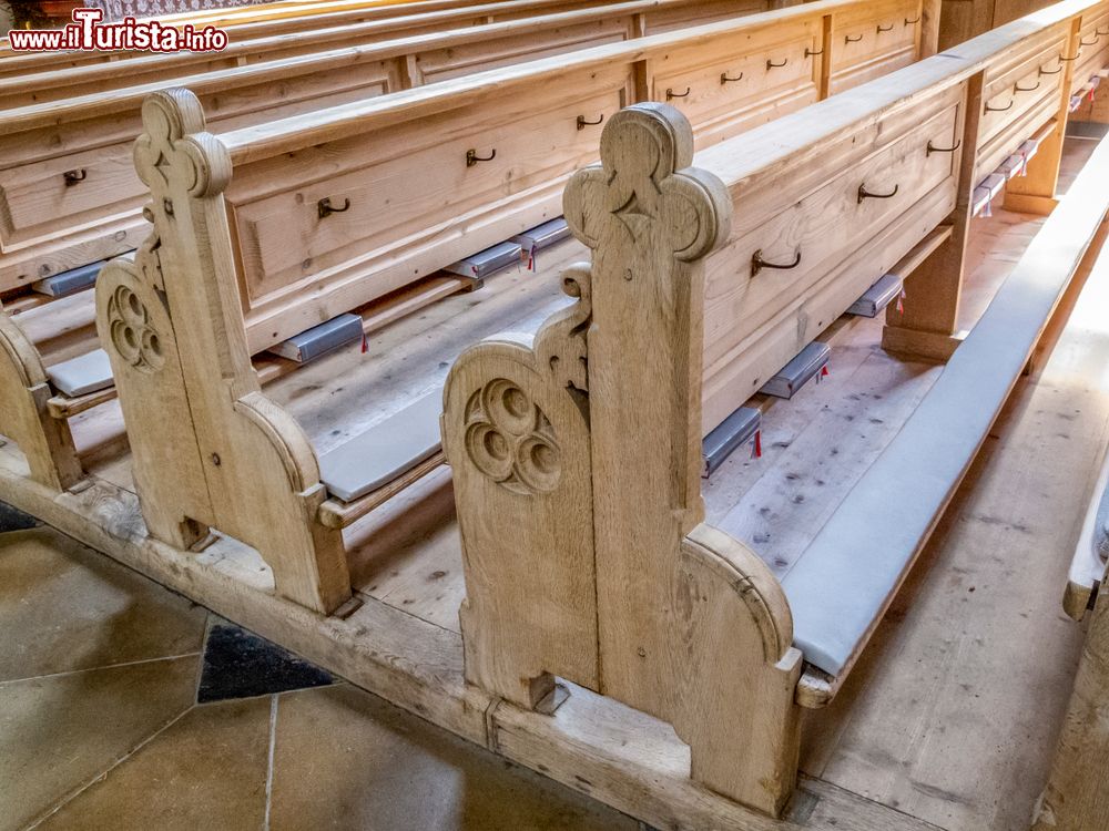 Immagine Banchi vuoti in legno nella chiesa di San Giovanni Battista a Oberstdorf, Baviera (Germania).