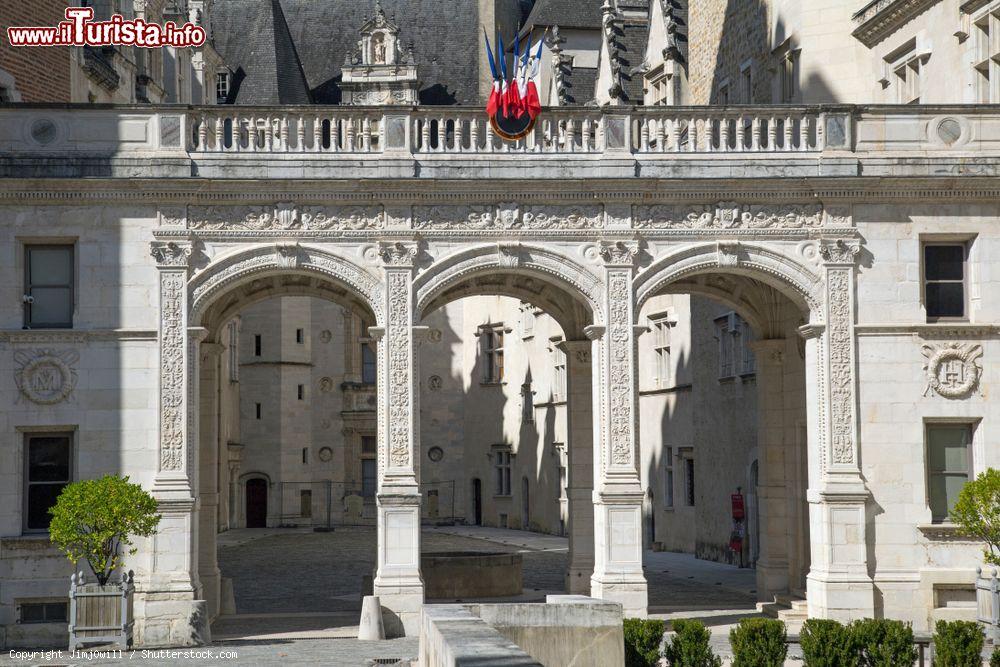 Immagine Bandiere francesi all'ingresso del Museo Nazionale di Pau, Aquitania (Francia) - © Jimj0will / Shutterstock.com