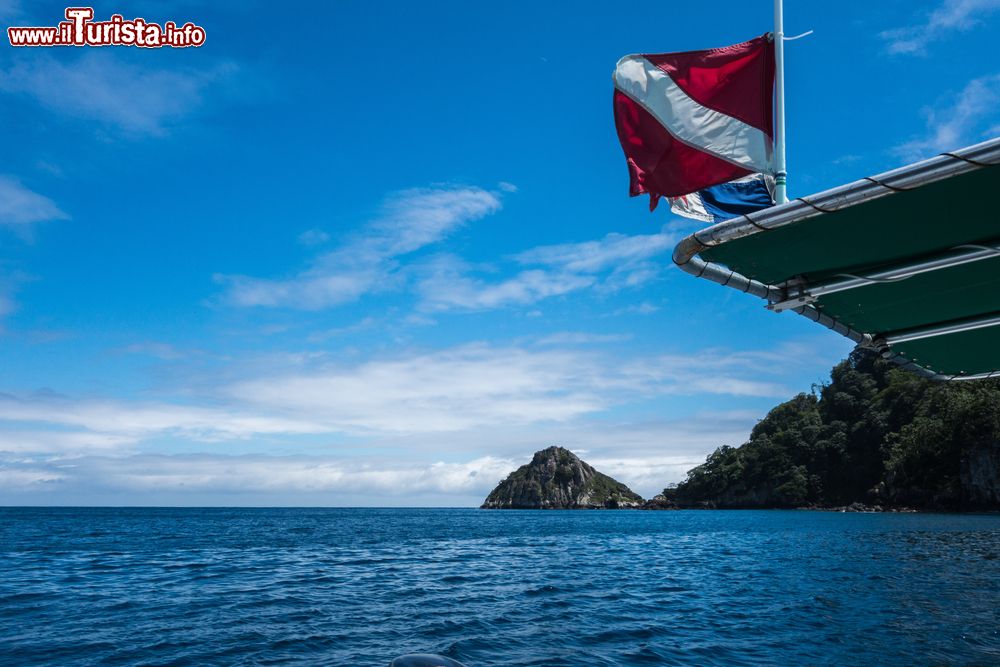 Immagine Bandiere su una barca al largo di Cocos Island, Costa Rica.