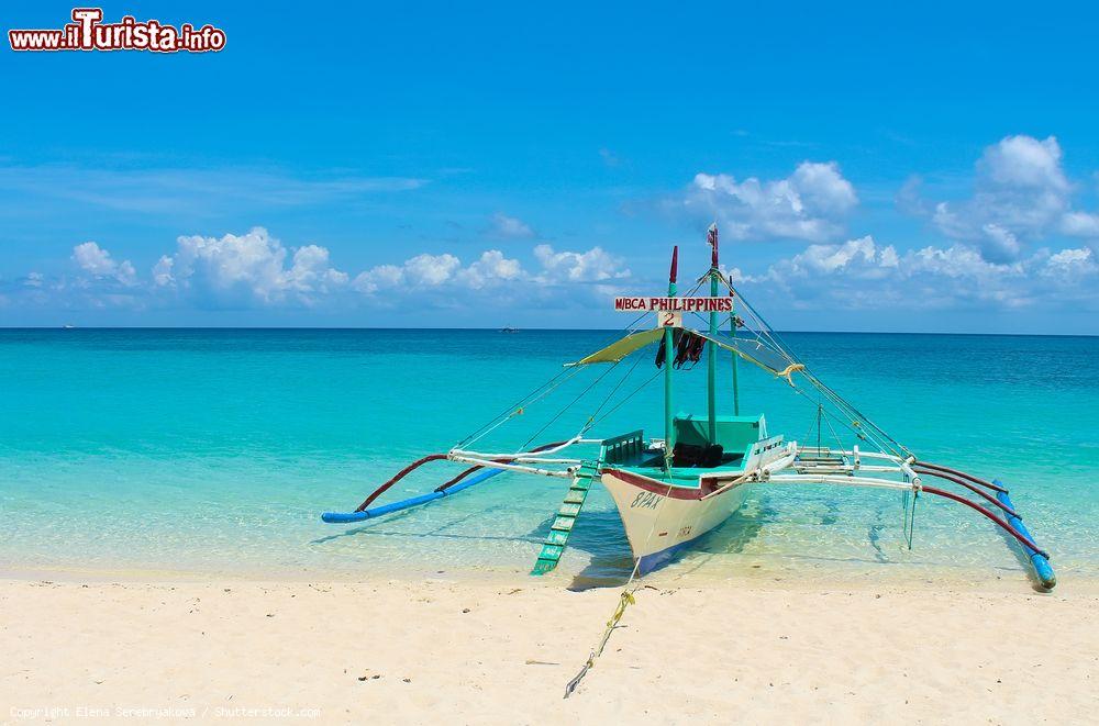 Immagine Una bangka, la tipica imbaracazione delle Filippine, ormeggiata a Puka Beach, sulla costa settentrionale dell'isola di Boracay - foto © Elena Serebryakova / Shutterstock.com