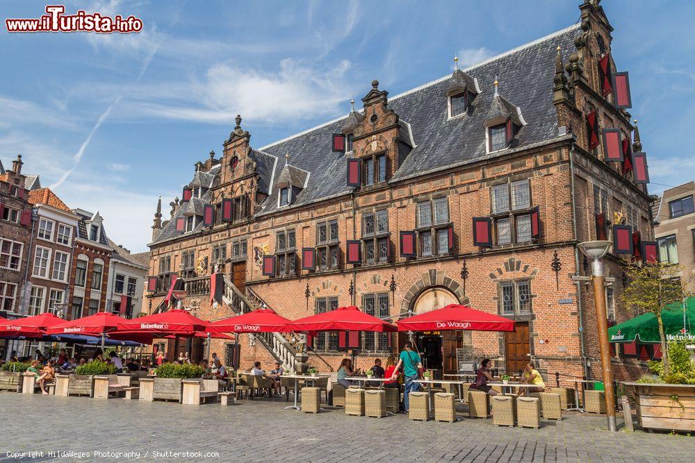 Immagine Bar e ristoranti nella piazza centrale di Nijmegen, Olanda, in una giornata estiva di sole - © HildaWeges Photography / Shutterstock.com