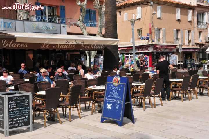 Immagine Bar nel cuore di Bandol, Francia. Una delle tante attività di ristorazione ospitate nel centro della cittadina francese dove assaporare un buon bicchiere di vino accompagnato da specialità della gastronomia locale - © Pack-Shot / Shutterstock.com