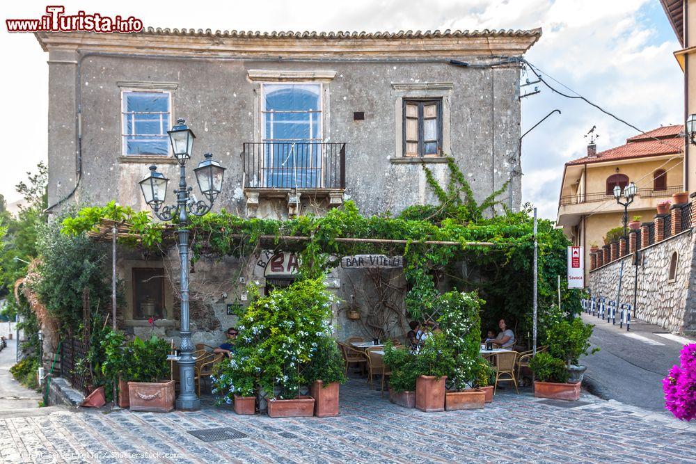 Immagine Bar Vitelli a Savoca, Forza d'Agrò, provincia di Messina (Sicilia):  è stata la location utilizzata per le scene ambientate a Corleone del film Il Padrino di Coppola. Il bar è ancora funzionante  - © Sergey Kelin / Shutterstock.com