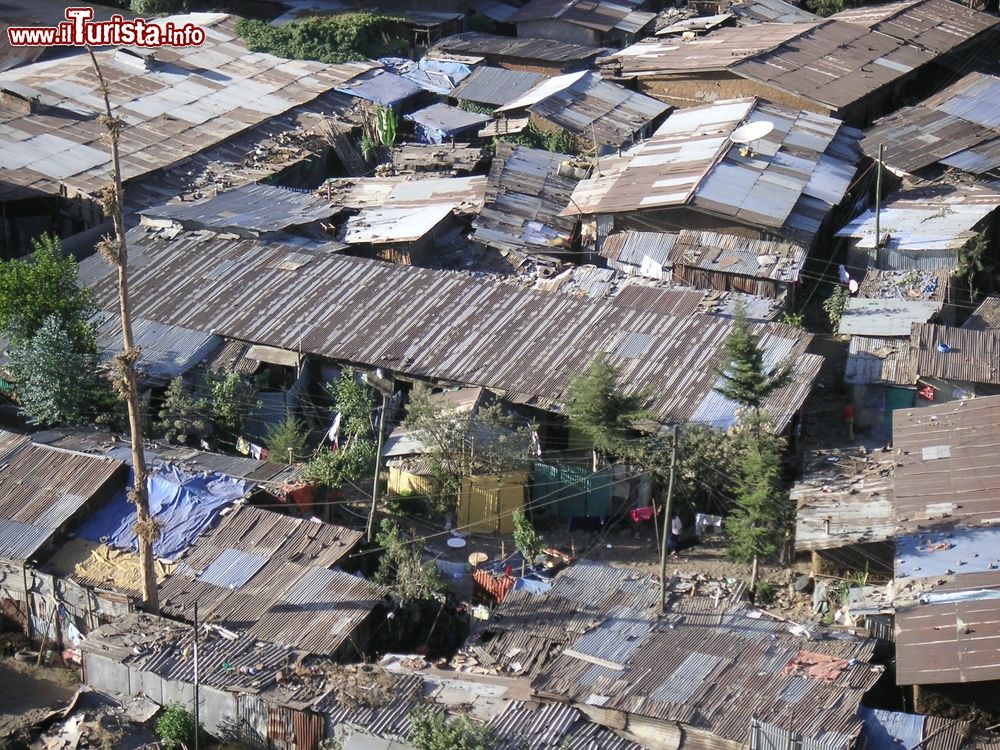 Immagine Baraccopoli a Addis Abeba, Etiopia, viste dall'alto.