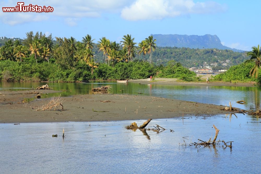 Immagine Baracoa, Cuba: la foce del Rìo Miel e, sullo sfondo, il monte El Yunque.