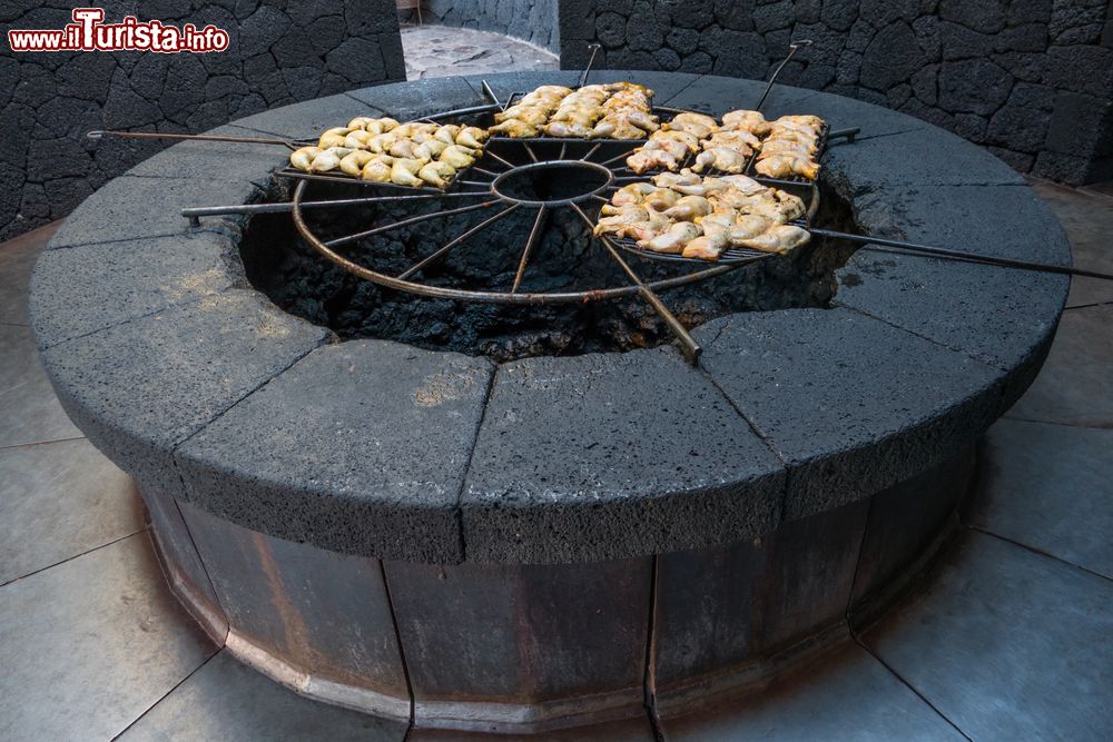 Immagine Un barbecue vulcanico nel Parque Nacional de Timanfaya, isola di Lanzarote (Canarie, Spagna).