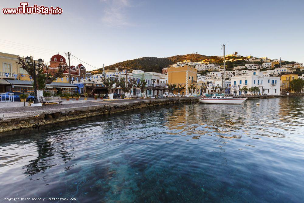 Immagine Barca a vela sul lungomare del villaggio di Agia Marina sull'isola di Lero, Grecia - © Milan Gonda / Shutterstock.com