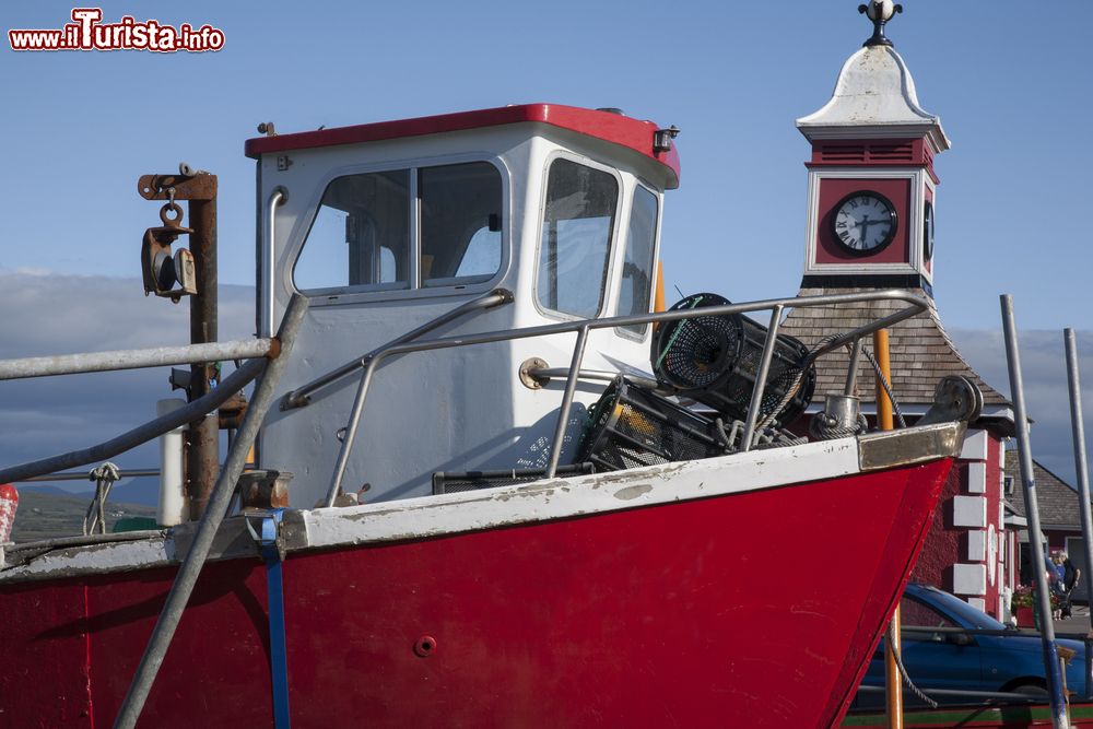 Immagine Una barca da pesca rossa a Valentia Island, Irlanda.