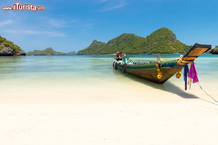 Immagine Barca tradizionale su di una spiaggia dell'Angthong national marine park vicino a Koh Samui, in Thailandia - © Maxim Tupikov / Shutterstock.com