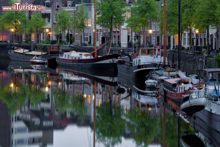 Immagine Barche disposte lungo i canali nel centro storico di Den Bosch, cittadina della provincia del Brabante del Nord, in Olanda - © Rob van Esch / Shutterstock.com
