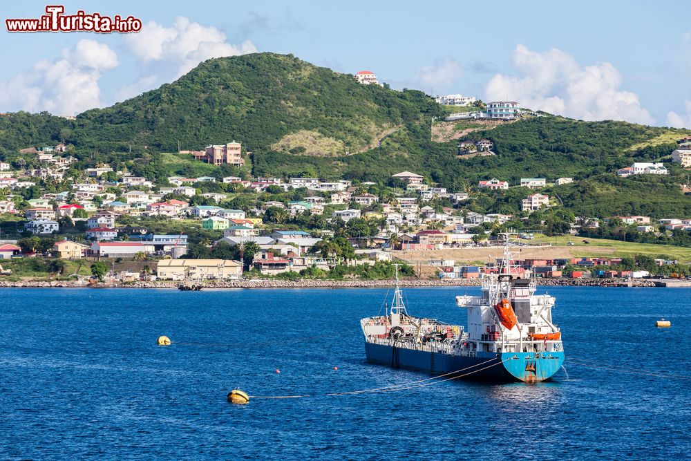 Immagine Barche al largo della splendida costa di St. Kitts, Indie Occidentali.