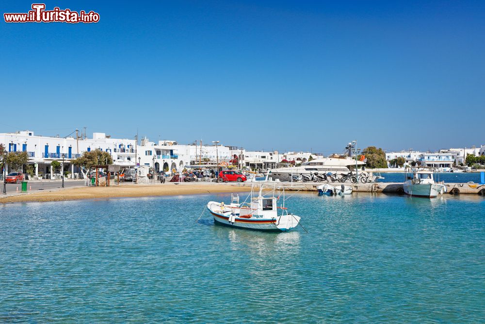 Immagine Barche attraccate al porticciolo dell'isola di Antiparos, Grecia.