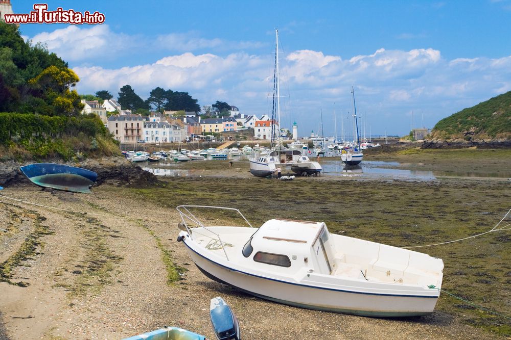 Immagine Barche con la bassa marea sulla costa di Belle Ile en Mer, Francia.