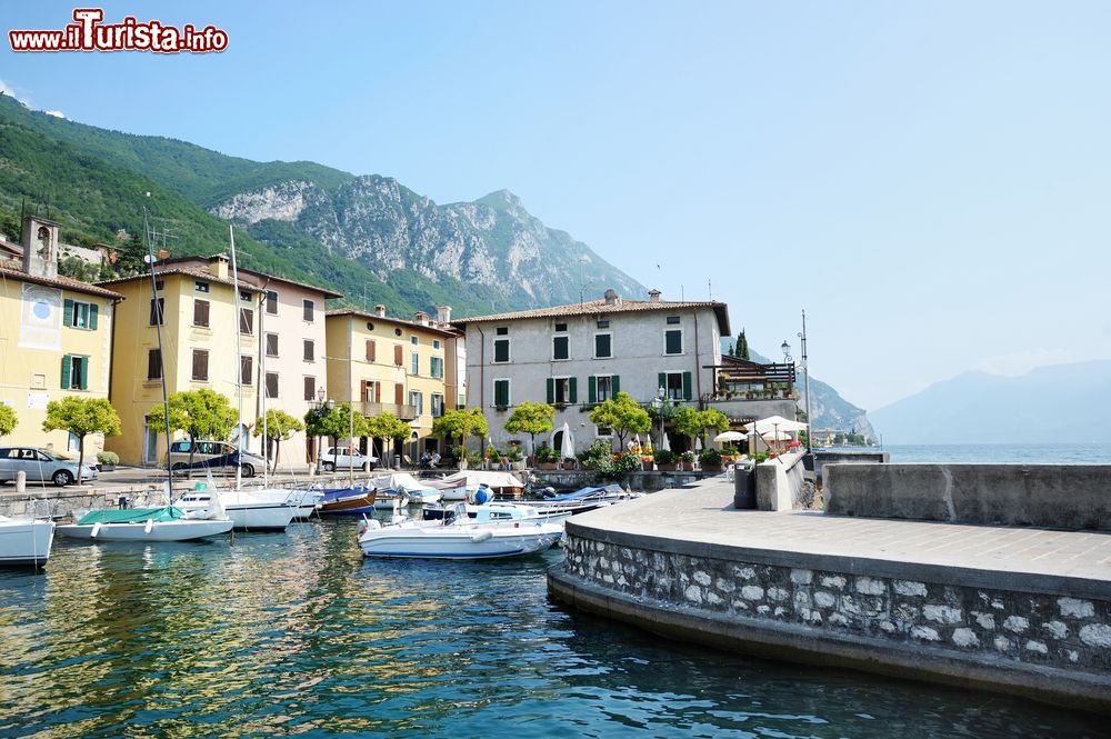 Immagine Barche da pesca al porto di Gargnano, Lombardia, Italia. Una delle belle vedute panoramiche che si possono ammirare sul lago di Garda.