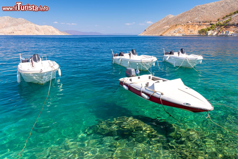 Immagine Barche da pesca lungo la costa dell'isola di Symi, Grecia. Siamo nell'arcipelago del Dodecaneso, a pochi km di fronte la Turchia.