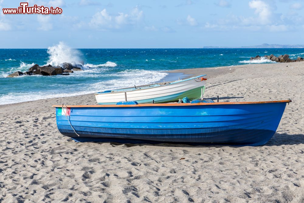 Immagine Barche da pesca su una spiaggia siciliana nei pressi di Milazzo.