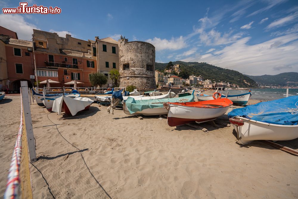 Immagine Barche da pesca sulla spiaggia a Laigueglia, Liguria. Sullo sfondo la bella torre del XVI° secolo.