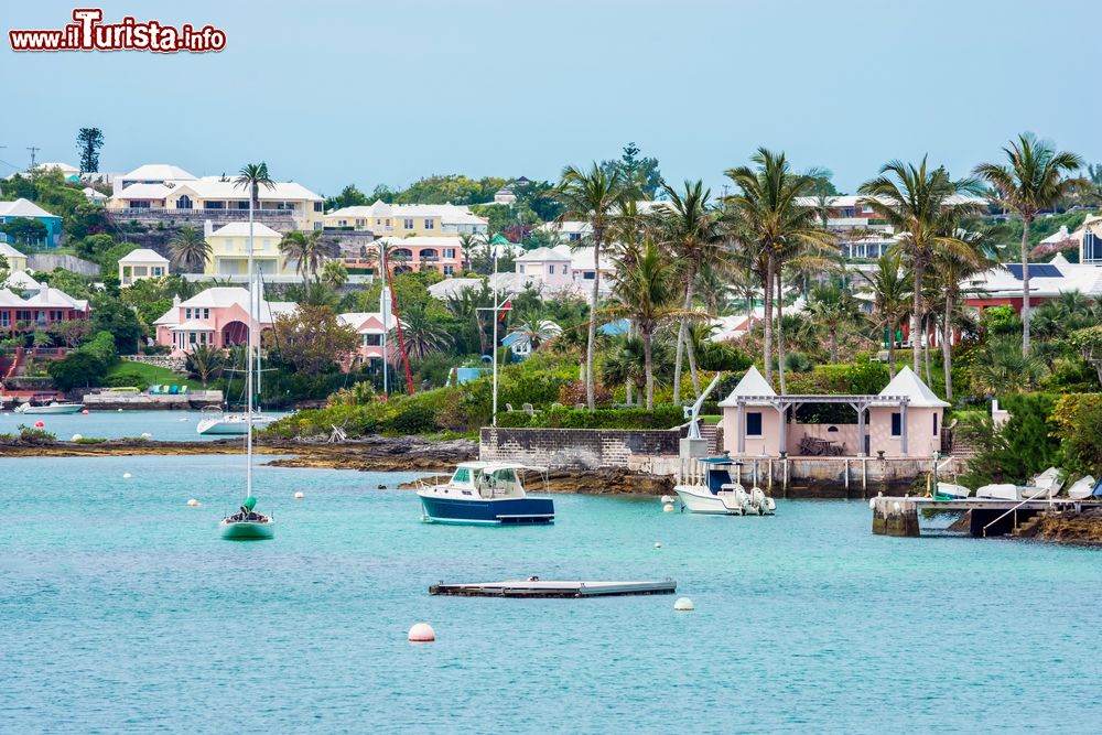 Immagine Barche e architettura variopinta sul litorale di Hamilton, Bermuda. E' una delle più piccole capitali di stato del mondo.