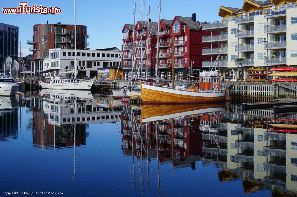 Immagine Barche e edifici di Svolvaer riflessi nelle acque delle isole Lofoten, Norvegia - © EQRoy / Shutterstock.com