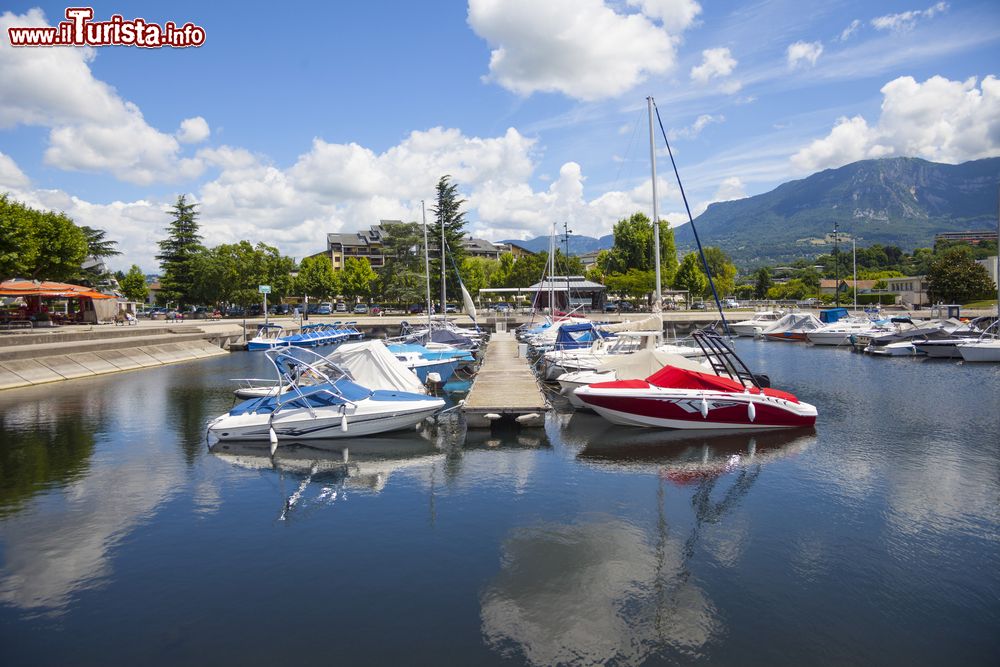 Immagine Barche e motoscafi ormeggiati al lago di Bourget, Aix-les-Bains, nel dipartimento francese della Savoia.