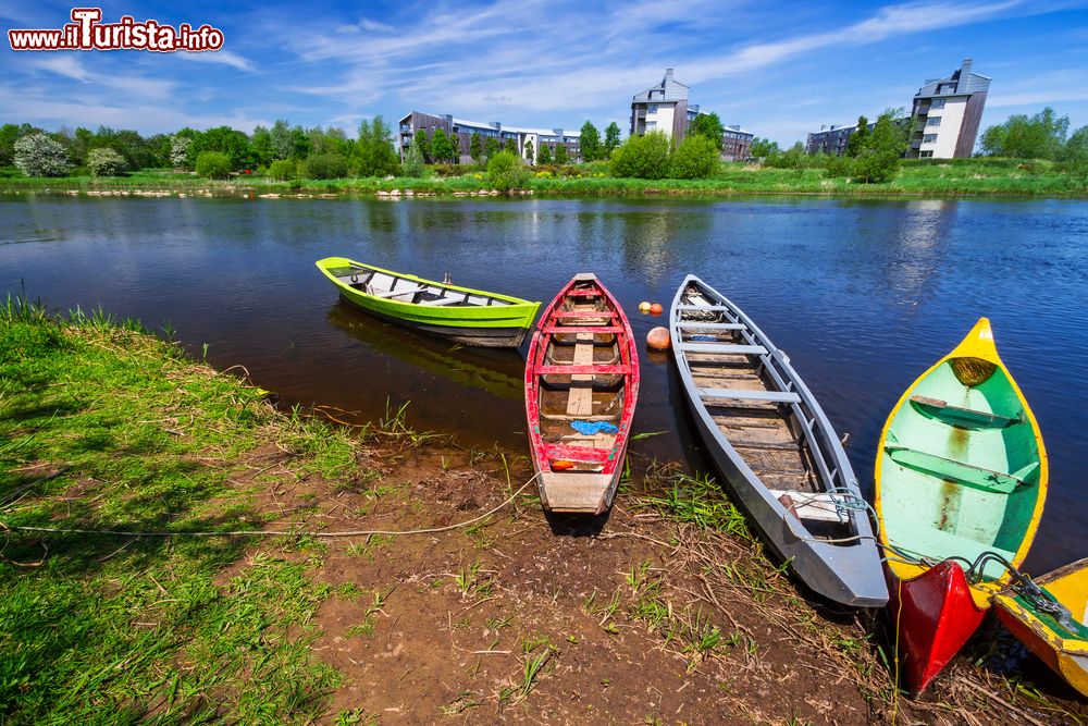 Immagine Barche nel fiume Shannon a Limerick, Irlanda. Sullo sfondo il centro della città.