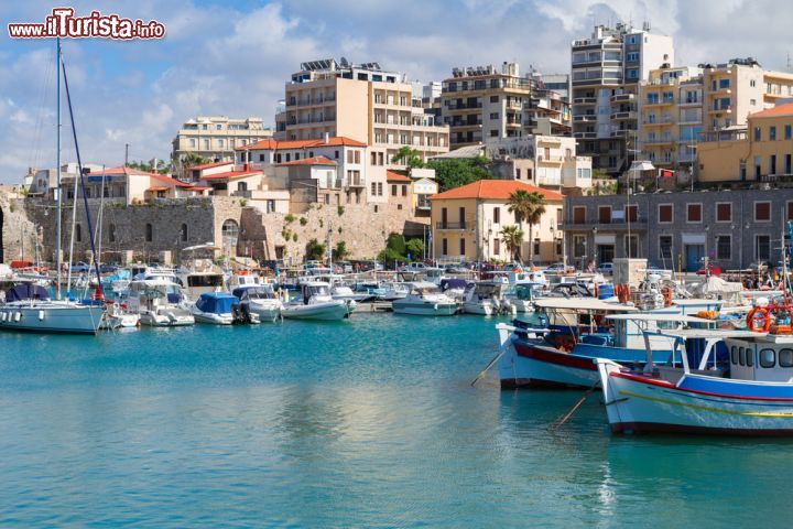 Immagine Barche nel porto di Heraklion, Grecia - Le acque cristalline del porto di Heraklion ospitano gli ormeggi di imbarcazioni utilizzate dai locali per pescare attorno a quest'isola del Mediterraneo oltre che quelle destinate a fini turistici © Neirfy / Shutterstock.com