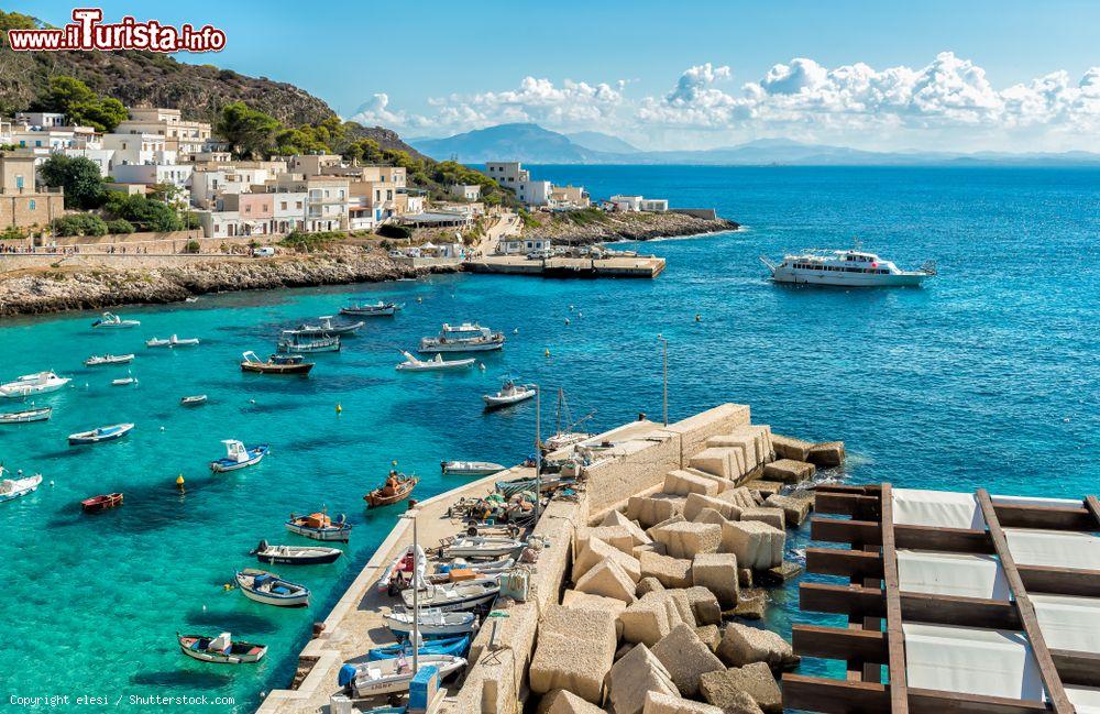 Immagine Barche nel porto di Levanzo una delle isole delle Egadi, Sicilia occidentale - © elesi / Shutterstock.com