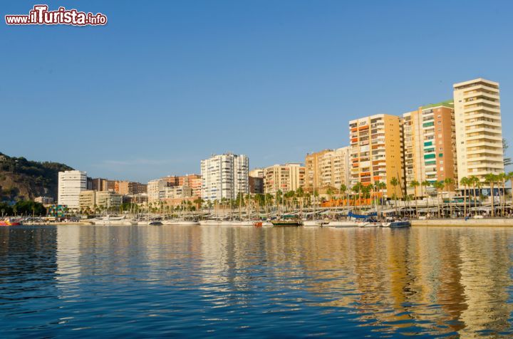 Immagine Barche ancorate nel porto di Malaga, Andalusia (Spagna), che è stato oggetto di lavori di riqualificazione negli ultimi anni - foto © Alfonso de Tomas / Shutterstock