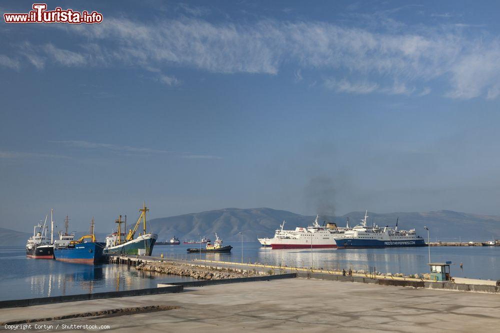 Immagine barche nel porto di Valona in Albania - © Cortyn / Shutterstock.com