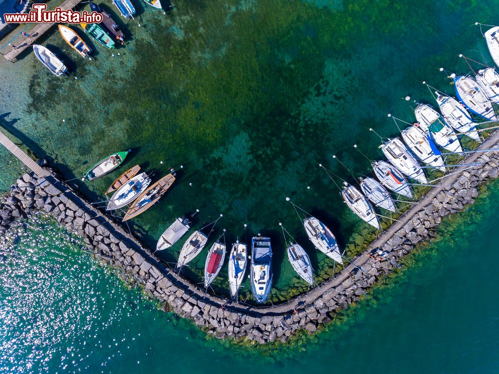 Immagine Immagine aerea delle barche nel porto di Yvoire, sul Lago Lemano (detto anche Lago di Ginevra), in Francia.