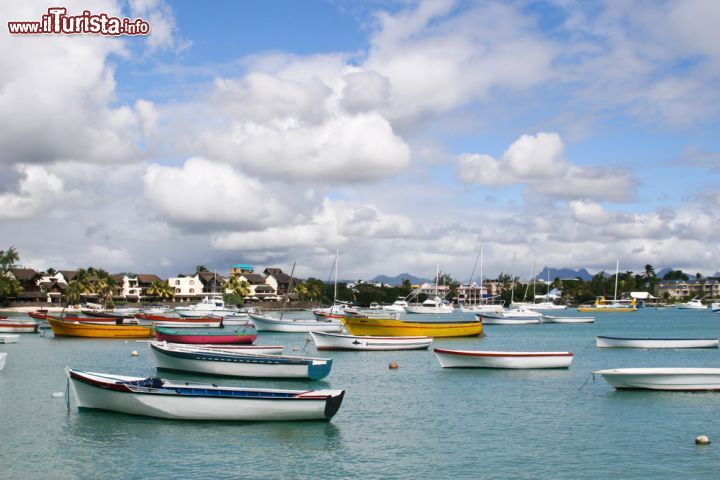 Immagine Barche ormeggiate nella baia di Grand Baie, Mauritius - La natura esotica di Grand Baie fa da cornice al porto di questa bella località mauriziana © martinique / Shutterstock.com