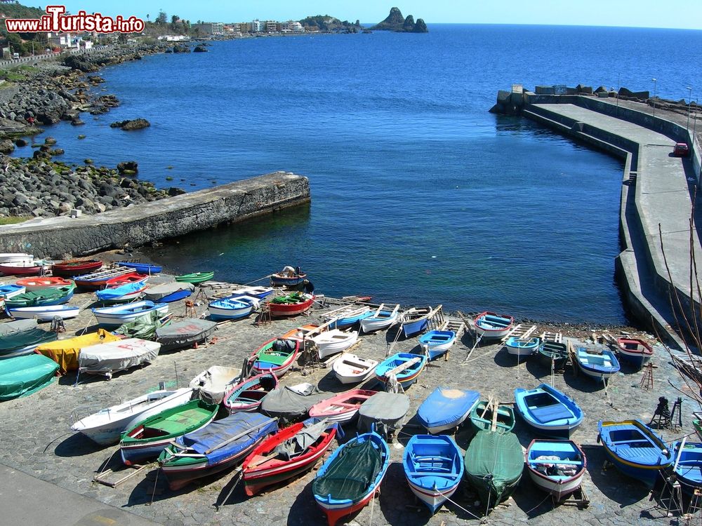 Immagine Barche ormaggiate al porto di Aci Castello, Sicilia. Le acque che lambiscono questo territorio della Sicilia sono limpide e cristalline.