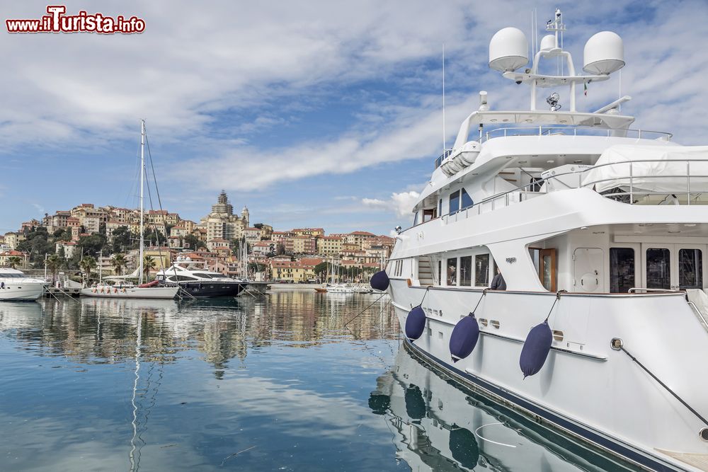 Immagine Barche ormeggiate a Porto Maurizio, Imperia, Liguria. Assieme a Oneglia, da cui è divisa dal torrente Impero, Porto Maurizio è una delle due principali parti in cui è divisa Imperia. Sino al 1923 è stata un Comune autonomo.