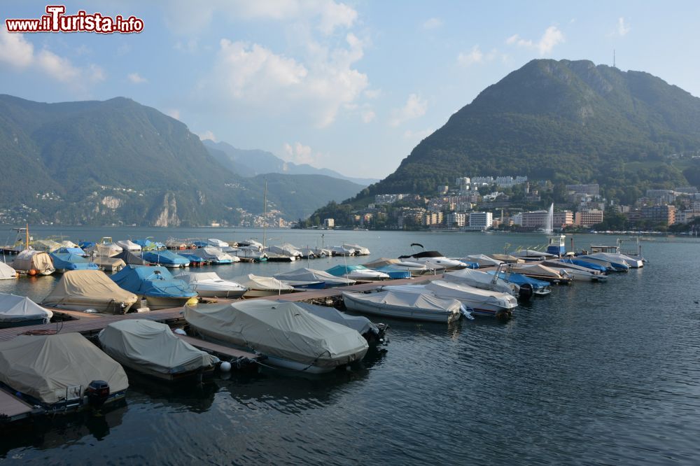 Immagine Barche ormeggiate al molo del lago di Lugano, Svizzera. Noto anche come lago Ceresio, questo bacino alpino è ramificato lungo il confine italo-svizzero.