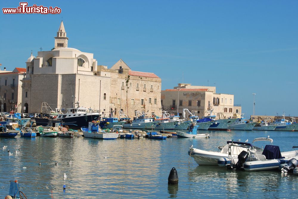 Immagine Barche ormeggiate al molo nel porto di Trani, Puglia.