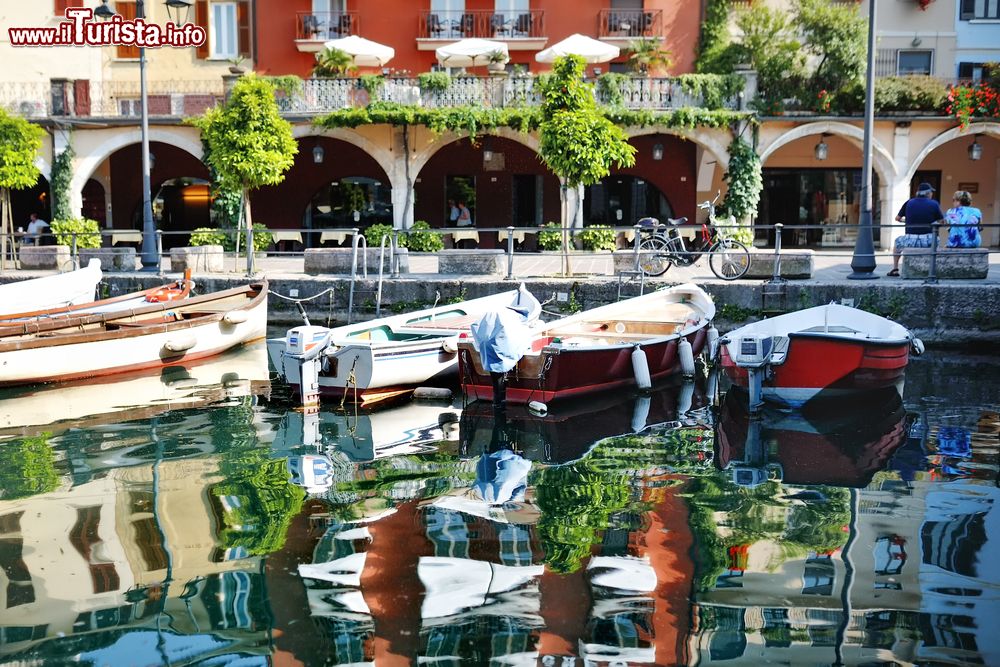 Immagine Barche ormeggiate al porticciolo di Desenzano del Garda, provincia di Brescia, Lombardia.