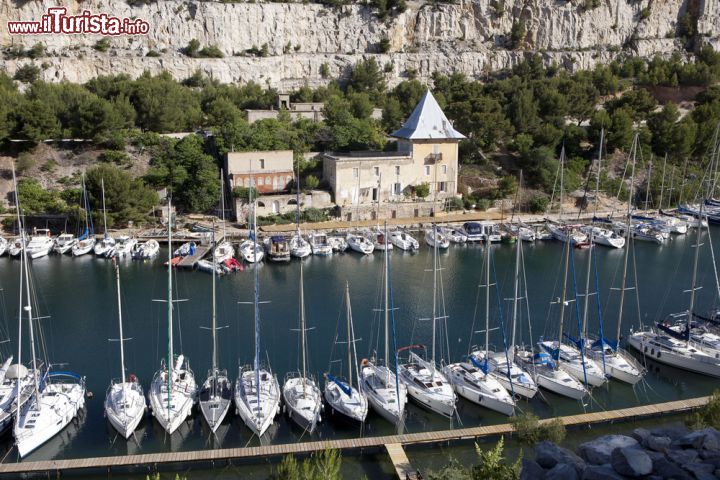 Immagine Barche ormeggiate al porto di Bandol, Francia. Situato a una decina di minuti a piedi dalla stazione ferroviaria di Bandol, dal porto turistico partono regolarmente le imbarcazioni con destinazione Ile de Bendor e Ile de Porquerolles - © Anna Biancoloto / Shutterstock.com