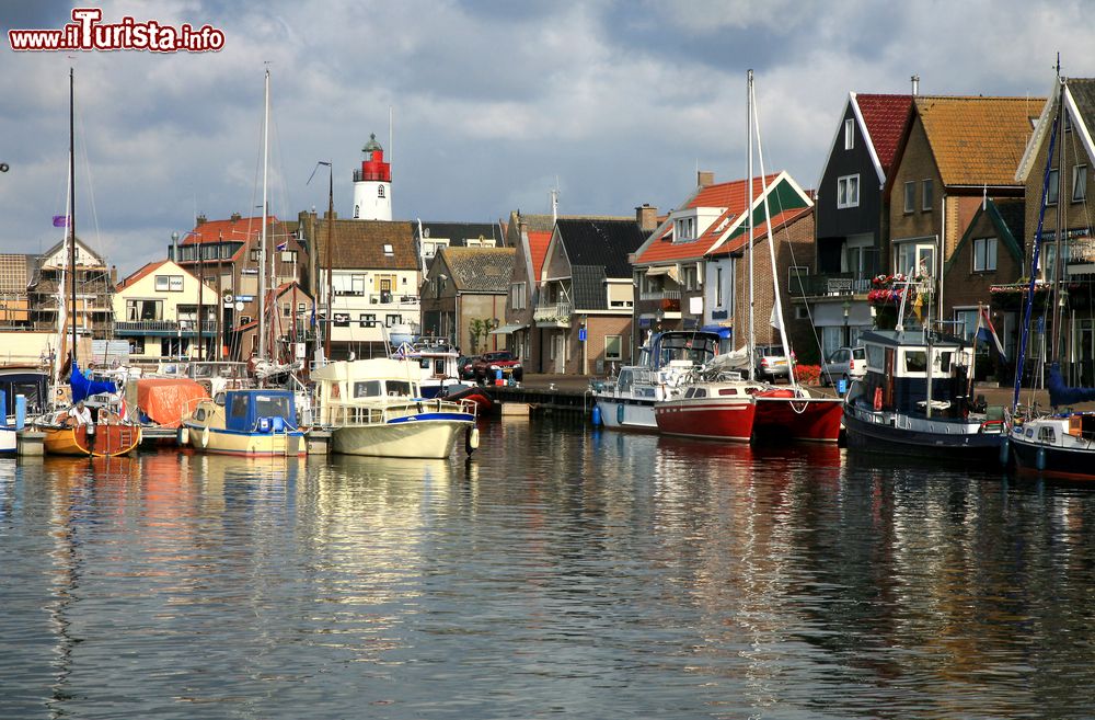 Immagine Barche ormeggiate al porto di Urk, Flevoland, Paesi Bassi. Oggi questo paesino è un fiorente centro d'industria alimentare ittica.