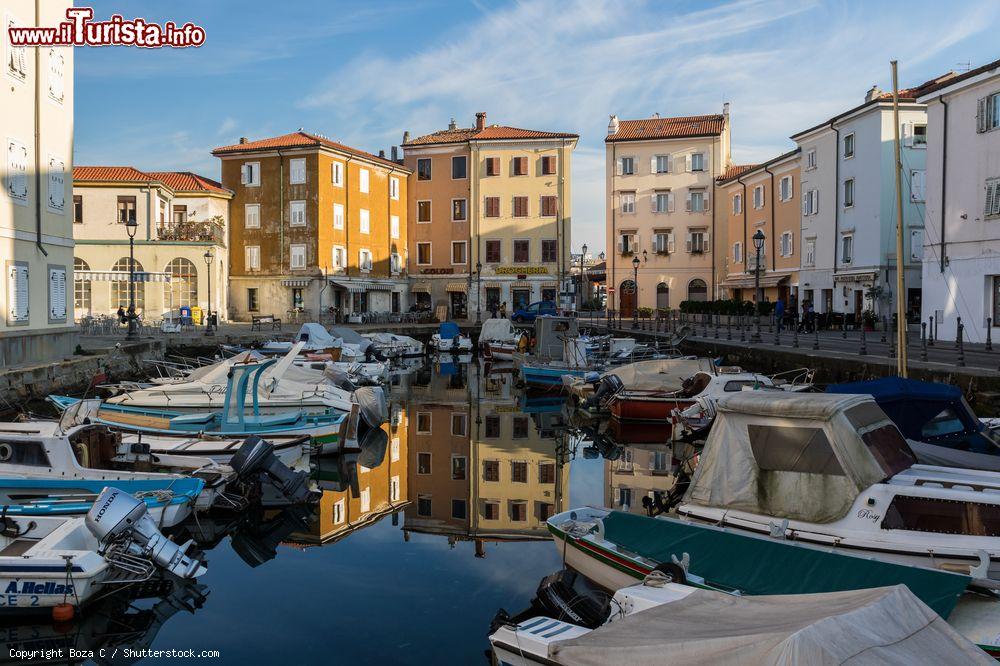 Immagine Barche ormeggiate al vecchio porto di Muggia, Friuli Venezia Giulia. Siamo in un tradizionale villaggio di pescatori nei pressi di Trieste - © Boza C / Shutterstock.com