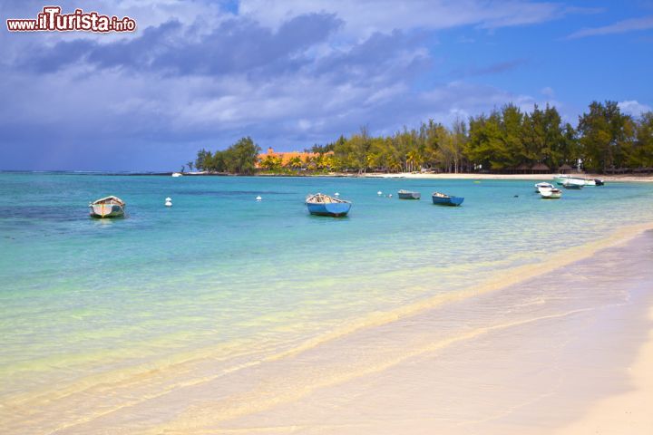 Immagine Barche ormeggiate davanti a Belle Mare, Mauritius - Le acque dell'Oceano Indiano accolgono le tradizionali barche dei pescatori attraccate a pochi metri dalla spiaggia © Robert Mandel / Shutterstock.com