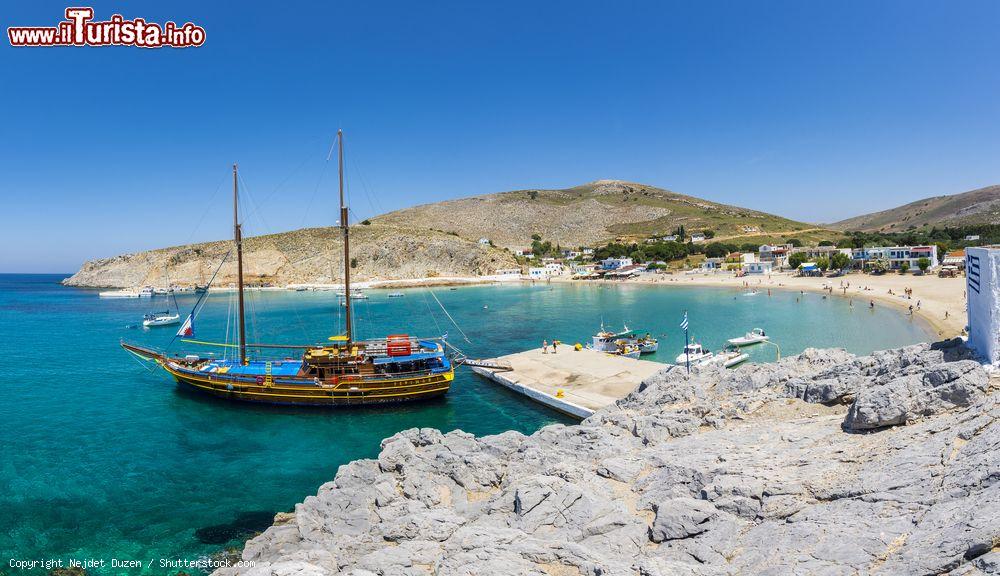 Immagine Barche ormeggiate nei pressi di una spiaggia di Pserimos Island, Dodecaneso, Grecia - © Nejdet Duzen / Shutterstock.com
