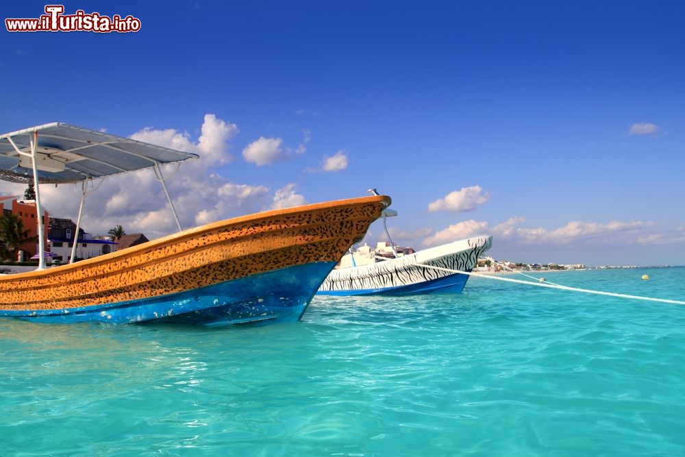 Immagine Barche ormeggiate nell'acqua trasparente di Puerto Morelos, Messico.