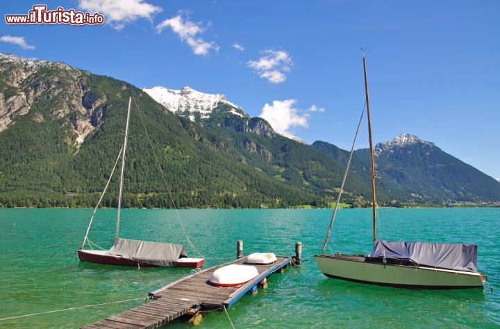 Immagine Barche sul lago Achensee, Austria - Imbarcazioni ormeggiate nei pressi di un pontile sul lago Achensee: per andare alla scoperta delle sue bellezze paesaggistiche si può scegliere di partecipare ad escursioni in barca © travelpeter / Shutterstock.com